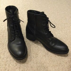 La Canadienne Savannah black leather bootie size 7.5 M